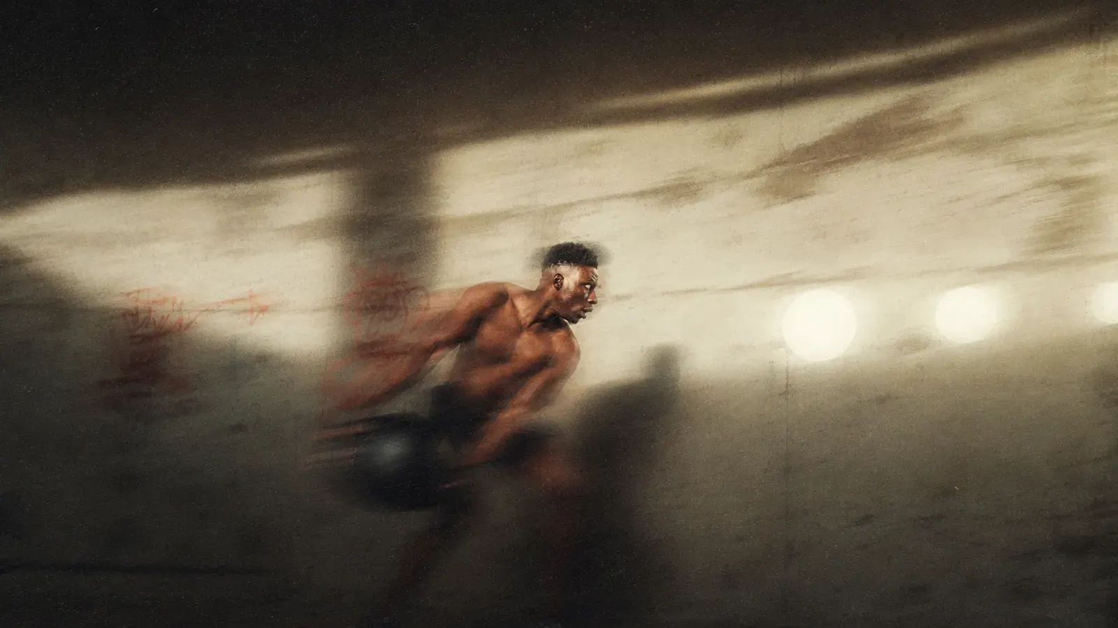 Atleta entrenando con intensidad en un paso bajo nivel