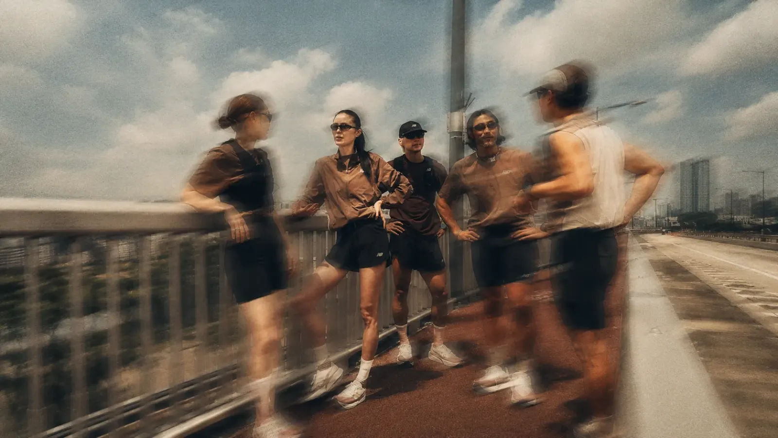 Grupo de entrenamiento reunido en un puente antes de empezar