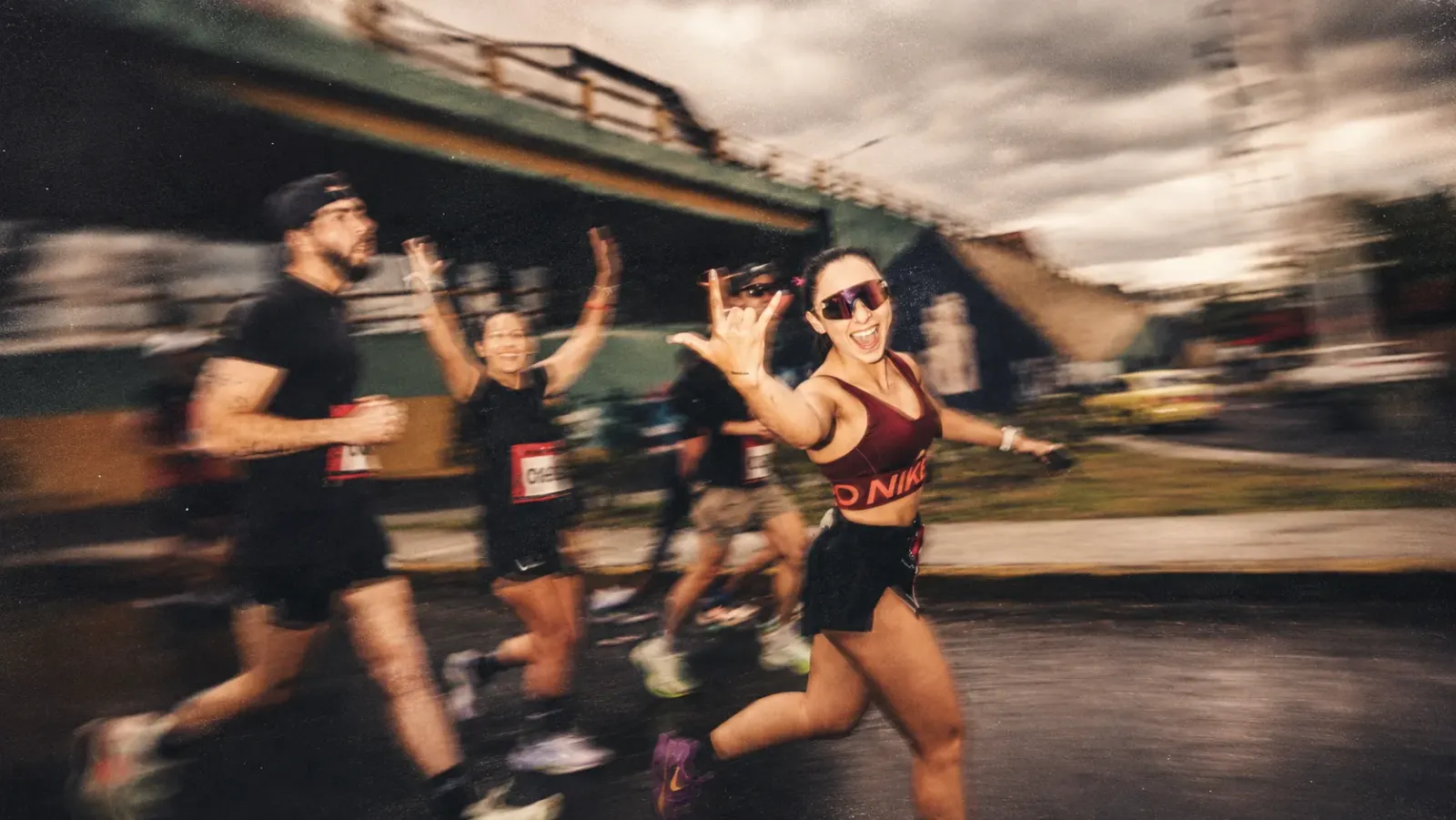 Grupo grande corriendo juntos por la ciudad